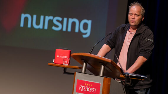 Spreker Sander de Hosson op het podium bij het Jaarcongres Palliatieve Zorg