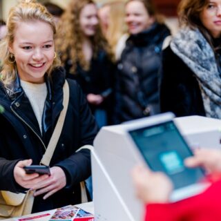 Deelnemer loopt binnen