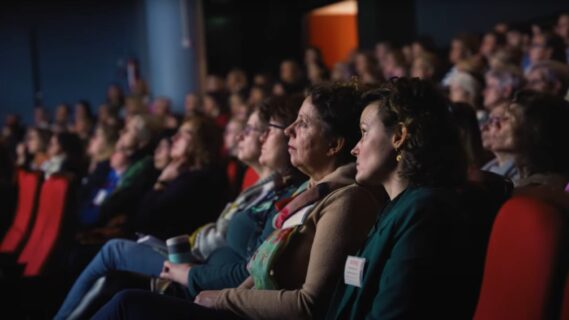 mensen in een congres zaal