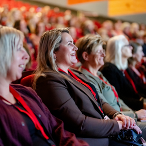 Deelnemer luistert naar sessie tijdens de Nursing Experience